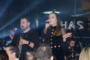Derya Uluğ'dan hayranlarına m&uuml;jde!