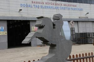 Dev kayalar işlenerek şehir mobilyası yapılıyor