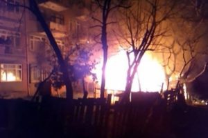 Yangını s&ouml;nd&uuml;rmek i&ccedil;in su bidonu fırlattı