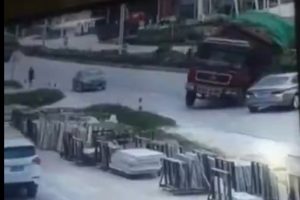 &Ccedil;in'de kamyon otomobilin &uuml;zerine devrildi