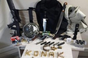 İzmir'de evden cephanelik &ccedil;ıktı!