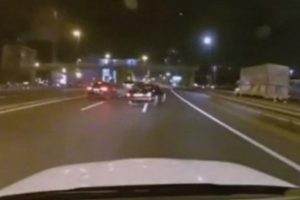 Trafikte makas atan maganda kazaya davetiye &ccedil;ıkardı