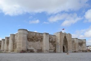 Anadolu'nun en b&uuml;y&uuml;k kervansarayı restore edilecek