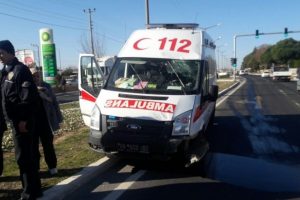 Ambulans minib&uuml;sle &ccedil;arpıştı: 1'i ağır 5 yaralı