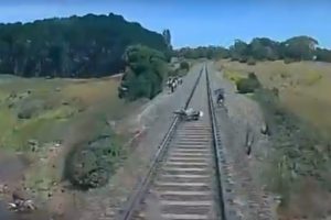 Motosikleti ile trenin altında kalmaktan son anda kurtuldu