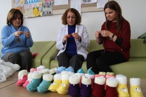 &Ouml;ğretmenler minik ayaklar i&ccedil;in &ouml;r&uuml;yor