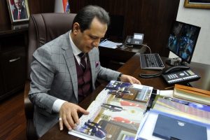 Bursa&nbsp;Emniyet M&uuml;d&uuml;r&uuml; Selami Yıldız'a 2016 yıllığı hediye edildi