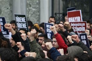 İstanbul &Uuml;niversitesi'nde protesto: G&ouml;zaltılar var