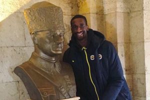 Fenerbah&ccedil;eli Ekpe Udoh Anıtkabir'i ziyaret etti