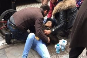 Yolda y&uuml;r&uuml;rken kafasına pencere d&uuml;şt&uuml;