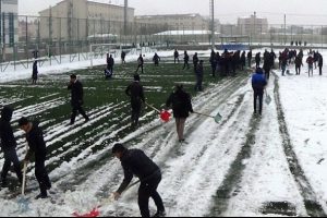 Sahadaki karı taraftar temizledi