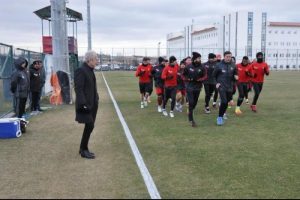 Eskişehirspor'da Mustafa Denizli, ilk antrenmana &ccedil;ıktı
