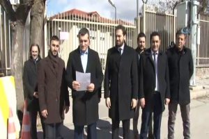 B&uuml;y&uuml;kel&ccedil;ilik &ouml;n&uuml;nde T&uuml;rklere baskı protestosu