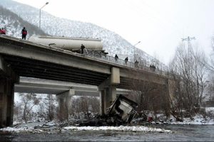 Tanker ırmağa d&uuml;şt&uuml;: 1 &ouml;l&uuml;