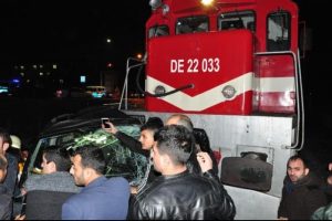 Tren, otomobile &ccedil;arptı: 1 &ouml;l&uuml;, 4 yaralı