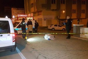 Alzheimer hastası kaldırımda &ouml;l&uuml; bulundu