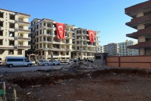 Patlamanın zarar verdiği evlere T&uuml;rk bayrakları asıldı