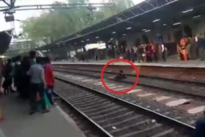 &Uuml;zerinden tren ge&ccedil;ti, yara almadan kurtuldu!