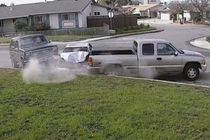 Kadın s&uuml;r&uuml;c&uuml; park halindeki ara&ccedil;lara &ccedil;arptı!