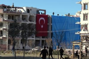 Şanlıurfa'da patlamada hasar g&ouml;ren binalar branda ile kapatıldı