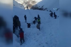 Van'da iş makinesi dereye yuvarlandı