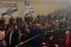 Muhalif MHP'liler salona sığmadı