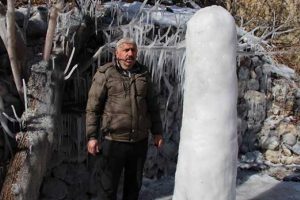 Patlayan su hortumu buzdan s&uuml;tun oluşturdu