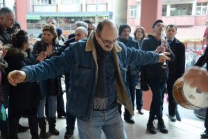 Emekliliğini davul zurna ile kutladı