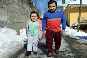 Boyu kısa kardeşlerin hayat m&uuml;cadelesi