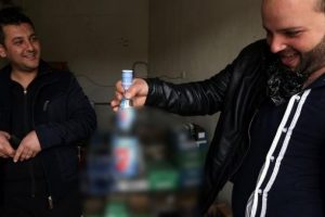 DEAŞ i&ccedil;ki ve sigarayı kendisine saklamış!