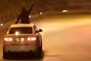 L&uuml;ks otomobilin tavanından &ccedil;ıkıp havaya ateş a&ccedil;tılar