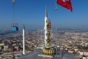 &Ccedil;amlıca Camii kubbesine konulan hilal havadan g&ouml;r&uuml;nt&uuml;lendi