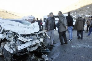 Diyarbakır'da iki ara&ccedil; kafaya &ccedil;arpıştı!