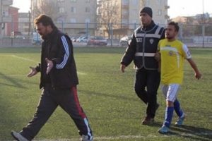Ma&ccedil;ta futbolcu hakemin burnunu kırdı