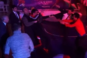Boks şampiyonasında yumruklar ring dışına taştı