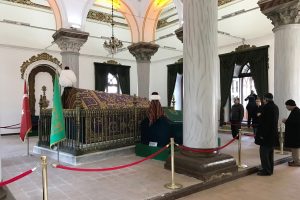 Bursa'daki sultan t&uuml;rbelerine ayakkabı ile girilmesine tepki