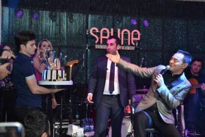 Serdar Orta&ccedil; doğum g&uuml;n&uuml;n&uuml; sahnede kutladı