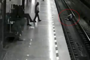 Dalgın &ccedil;ocuk raylara b&ouml;yle d&uuml;şt&uuml;