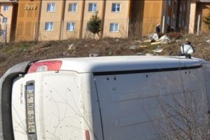 Bursa'da park halinde freni boşalan ara&ccedil; tarlaya u&ccedil;tu