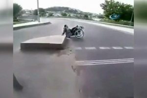 Engelli adamın yardımına motosikletli gen&ccedil; koştu