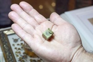 Bir santimetreye 25 eser sığdırdı