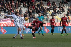 Gen&ccedil;lerbirliği 3 puanı 2 golle aldı