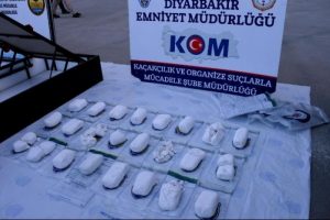 Diyarbakır'da bazaların i&ccedil;inden cephane &ccedil;ıktı