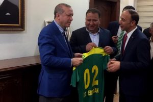 Erdoğan'a &ouml;zel forma hediye ettiler