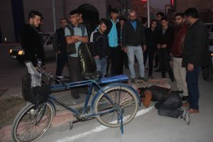 Hırsızı yakaladı, polise teslim etti