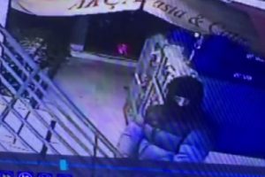 İstanbul'da tekel bayiden hırsızlık kamerada