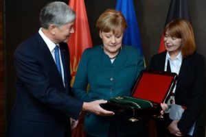 Merkel'e &uuml;lkenin en prestijli nişanı verildi