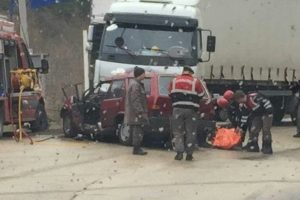 Bursa'da yağmurda kayan otomobil TIR'ın altına girdi!