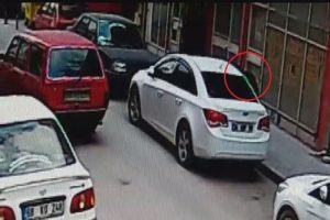 Aksaray'da &ccedil;anta hırsızlığı kamerada
