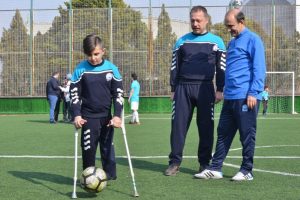 Bursa Yıldırım Belediye Başkanı g&ouml;z bandı takarak futbol oynadı, atış yaptı
